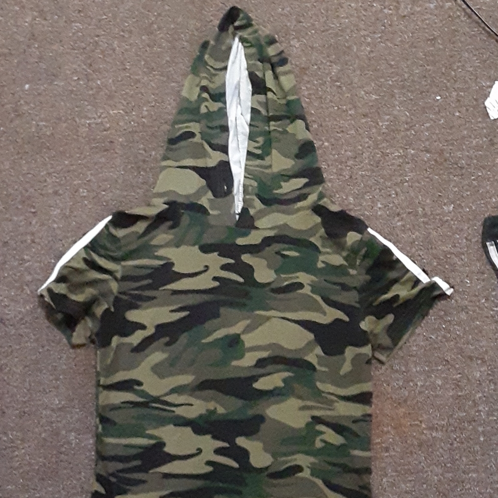 Hooded camo crop top (slightly cropped)